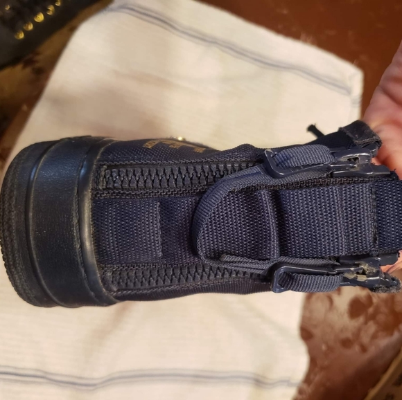 Athletic_Shoes